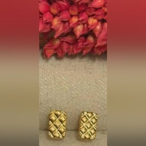 18k SD Gold Stampd Quilted Gold Lock  Earrings 💯 Real Gold Pawnable